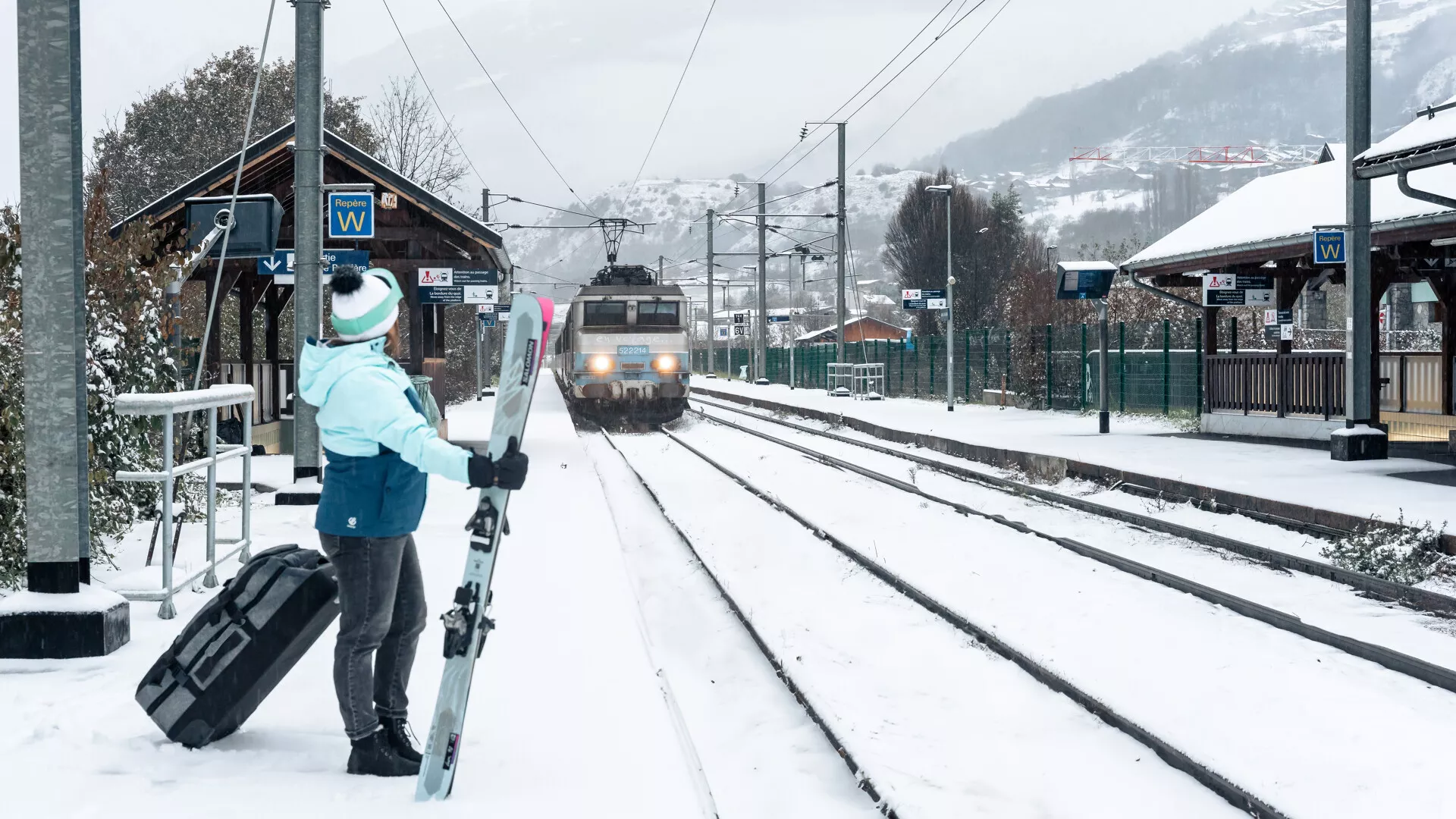 Bahnhof_Aime_and_train-BrendanLePeru