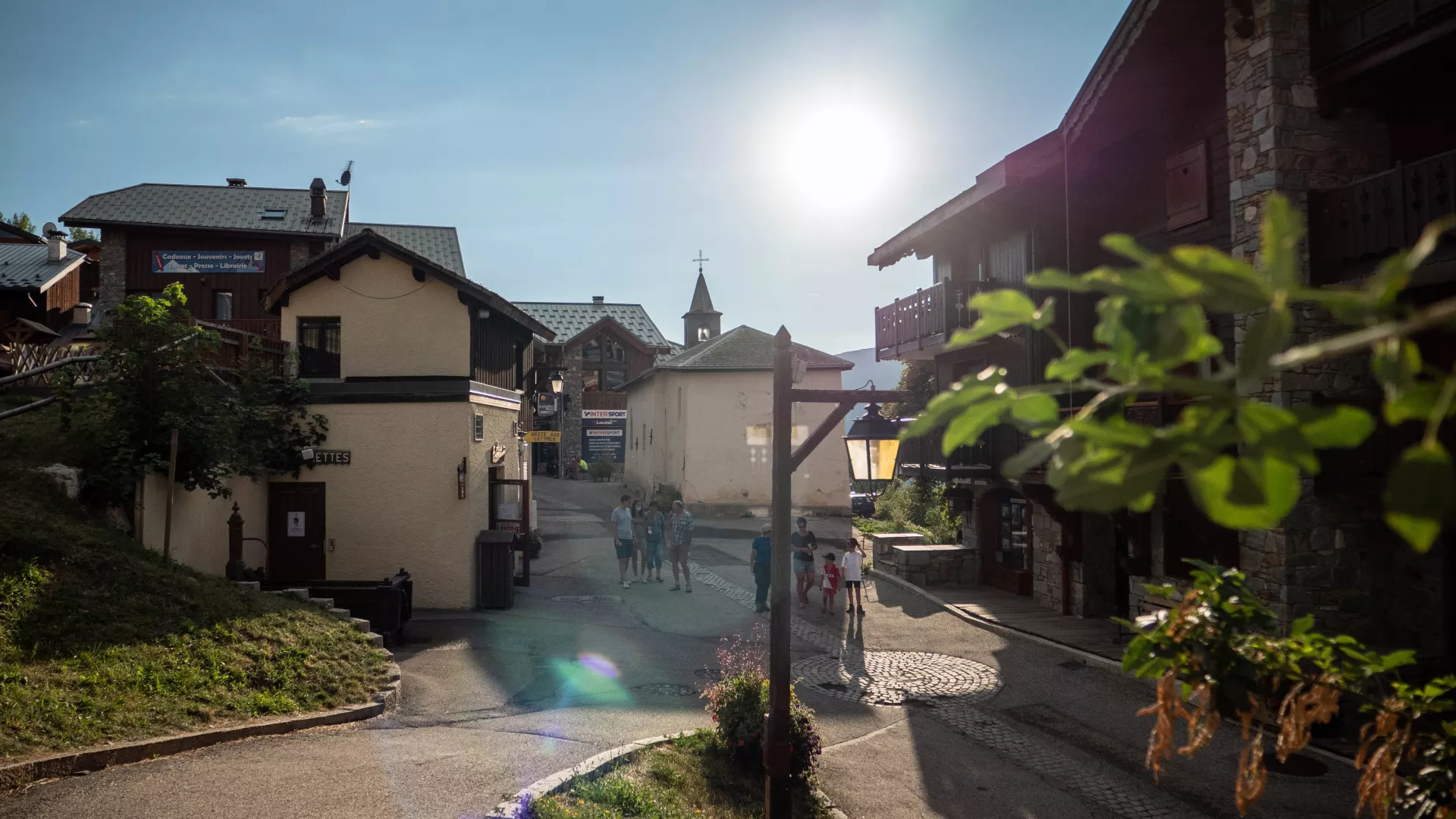 Totale auf die Hauptstraße im Sommer