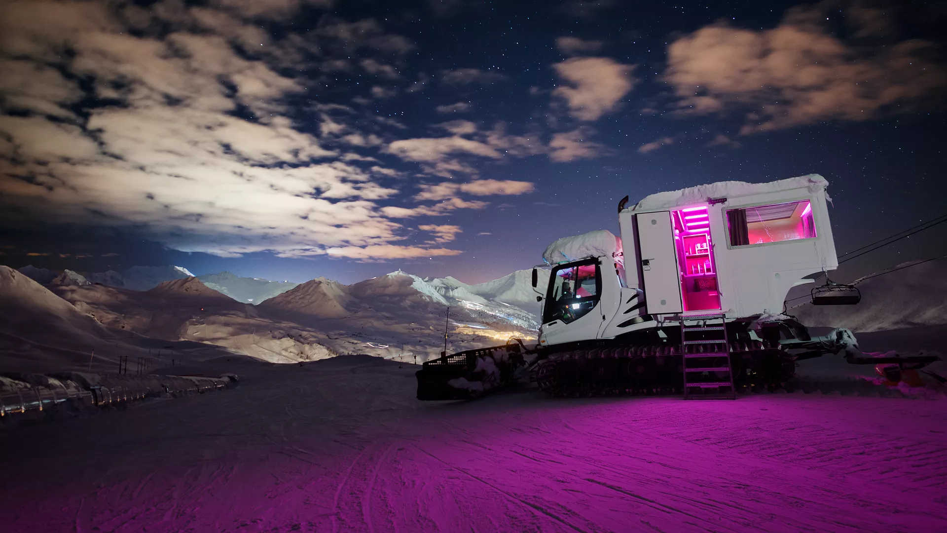 Ungewöhnliche Nacht im Pistenfahrzeug