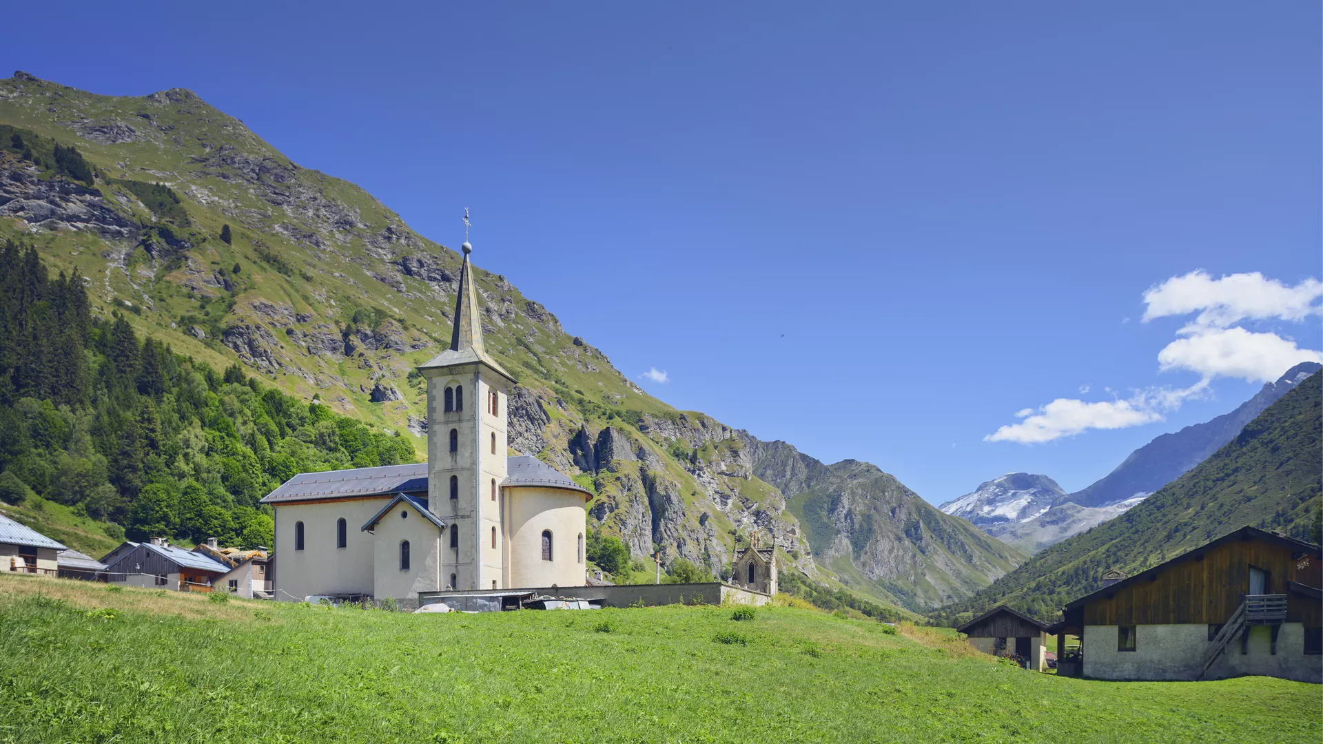 Glockenturm des Dorfes le bois in La Plagne Champagny en Vanoise