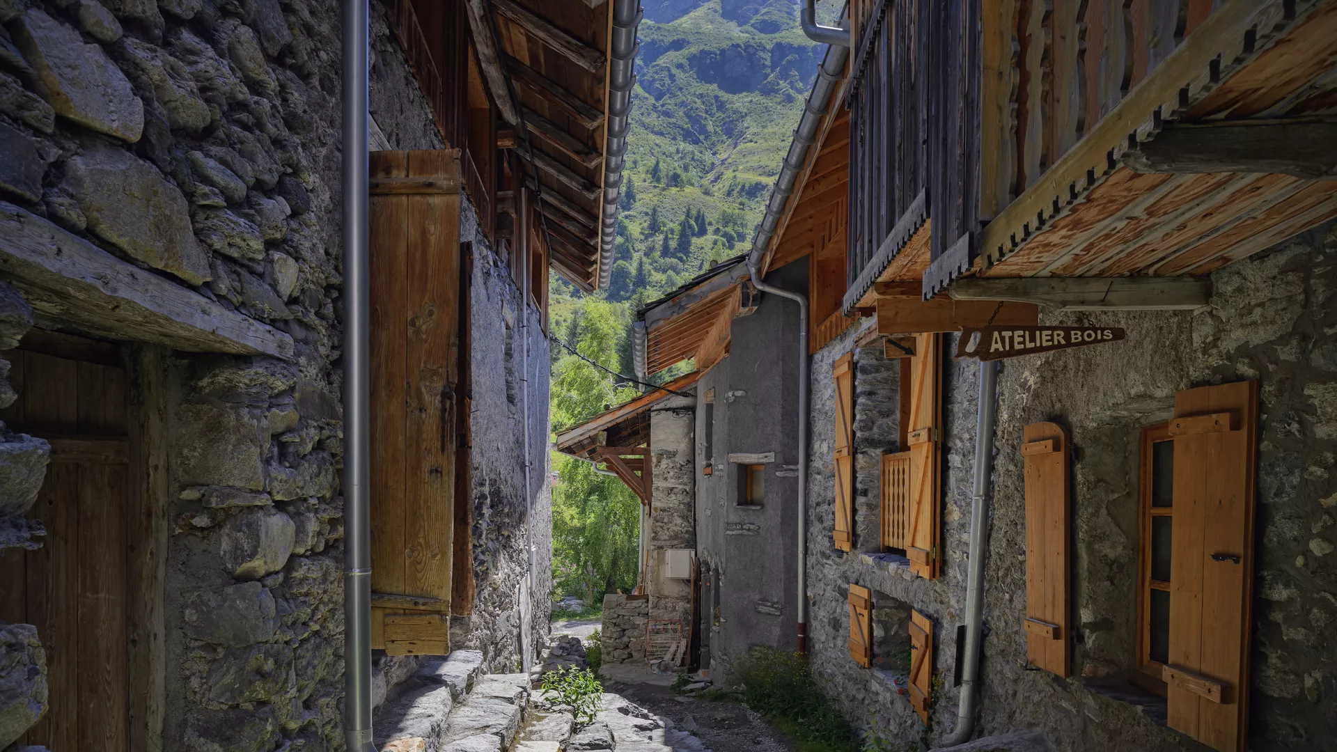 Typische Gasse Freiburger Dorf La Plagne