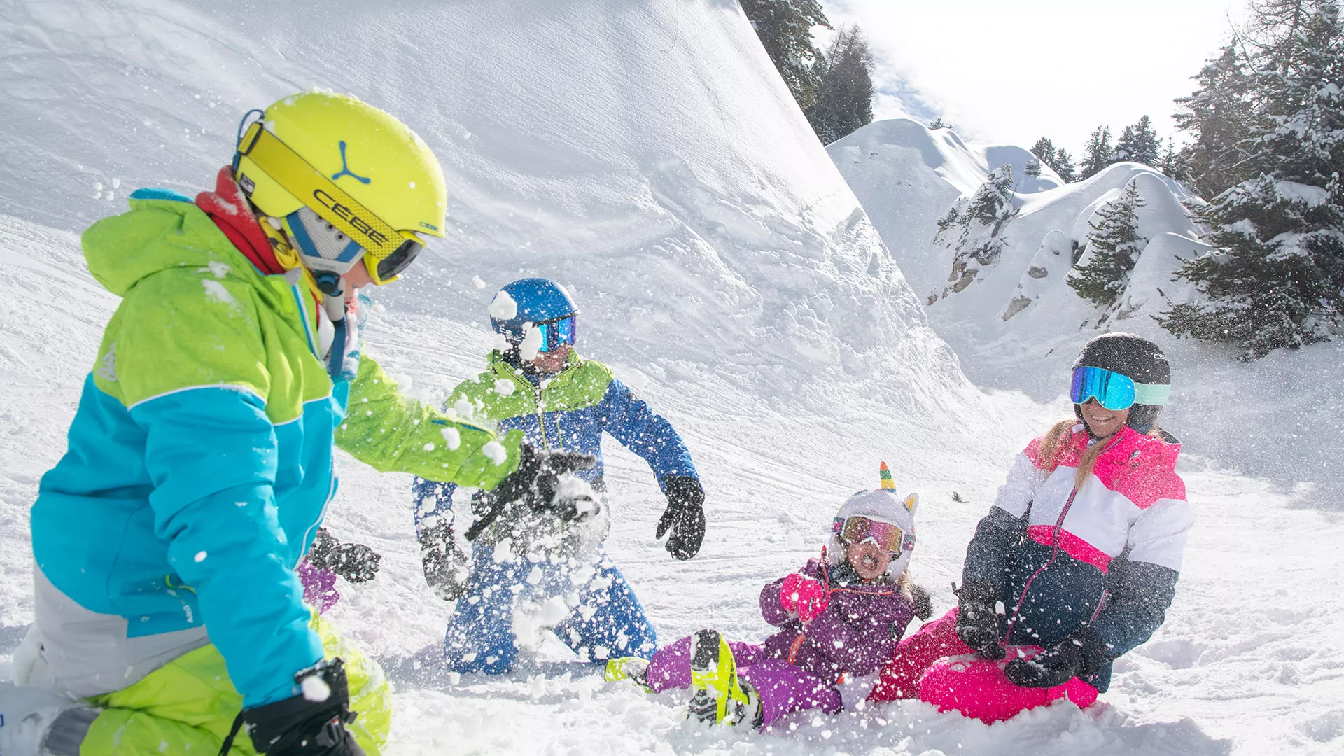 Schneeballschlacht mit der Familie in La Plagne